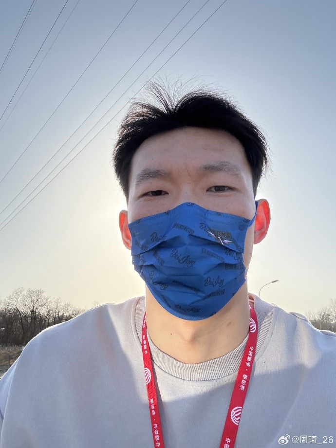 悠閑！周琦騎京牌電動車出行：太陽出來了 開京牌兜兜風！
