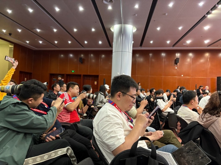 萬眾矚目！記者擠滿國足賽前新聞發(fā)布廳，賽場記者預(yù)計(jì)超300人