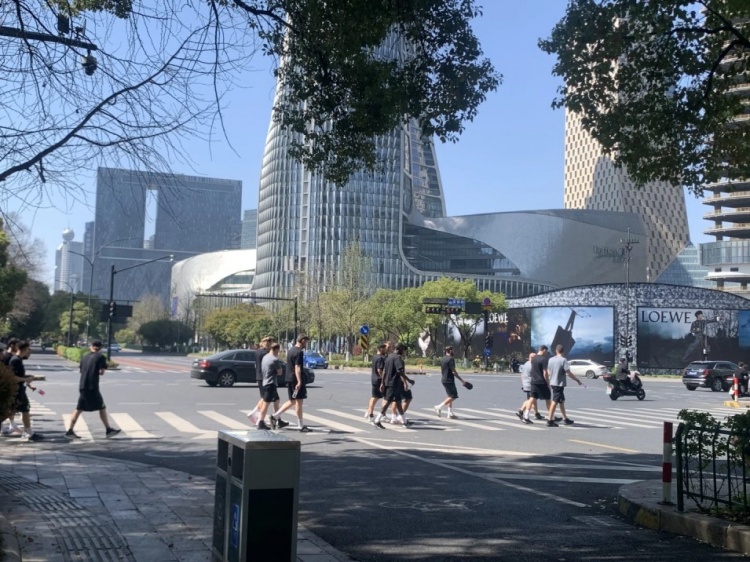 心態(tài)放松，有網(wǎng)友拍到澳大利亞隊(duì)早上在萬象城citywalk
