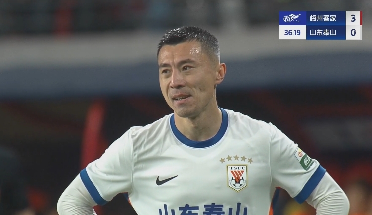 34分鐘0-3落后！36歲鄭錚苦笑36歲大雷沮喪 替補(bǔ)席黃政宇神態(tài)輕松