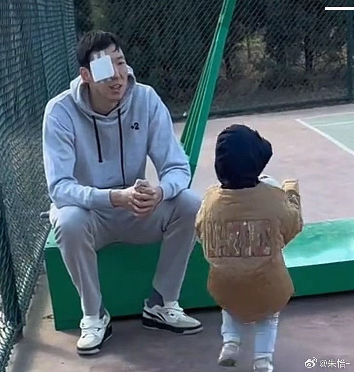 顧家好男人！記者曬出周琦手術(shù)后回歸家庭帶娃照片