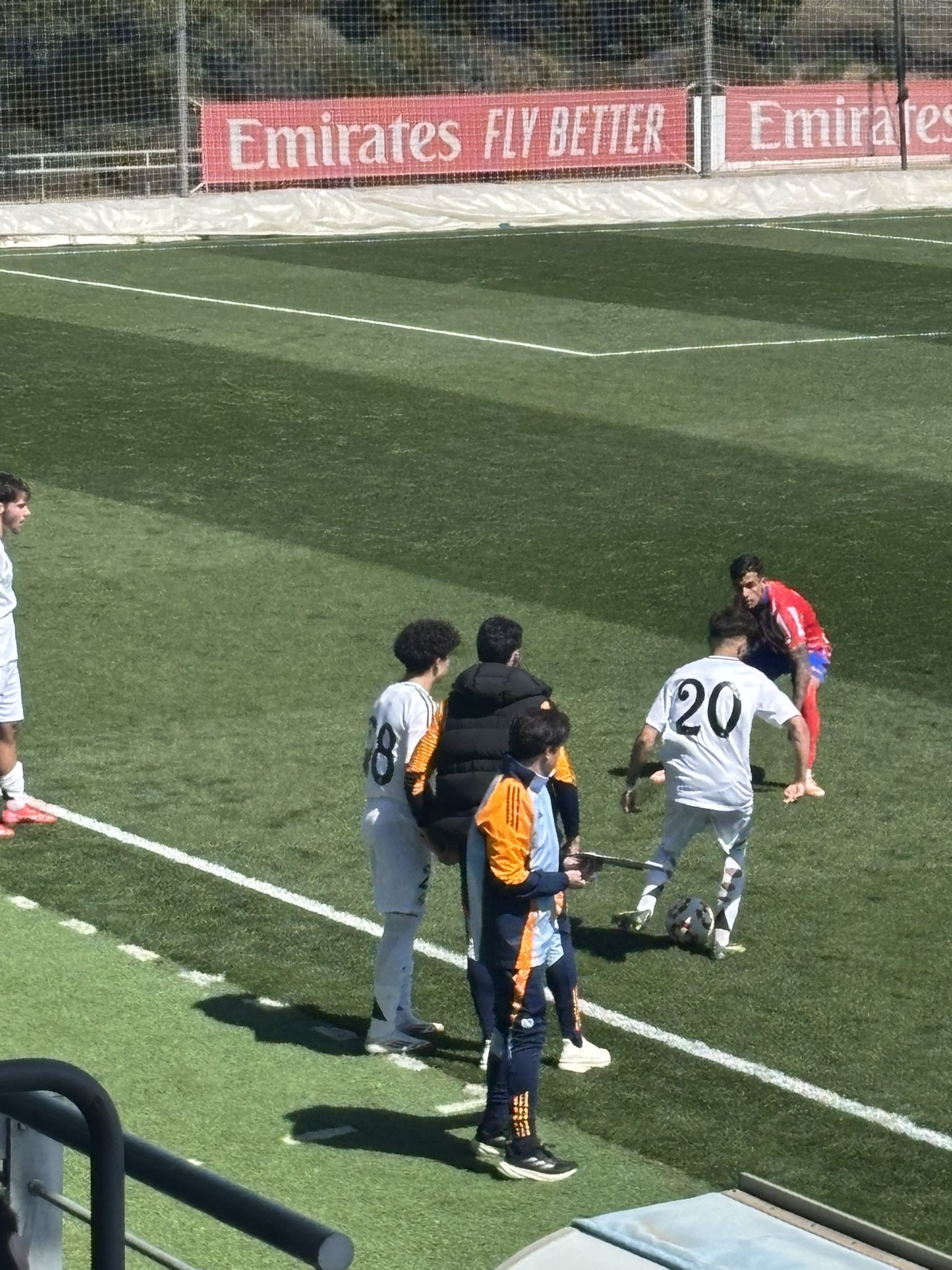 天賦滿滿！馬塞洛15歲兒子恩佐皇馬U19首秀，登場(chǎng)5分鐘腳后跟助攻