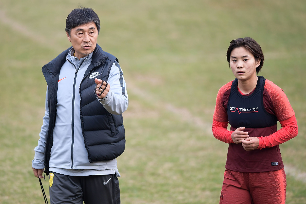 王霜與網友互動時談賈秀全“茶葉?！保翰恍枰I，是他送我們喝