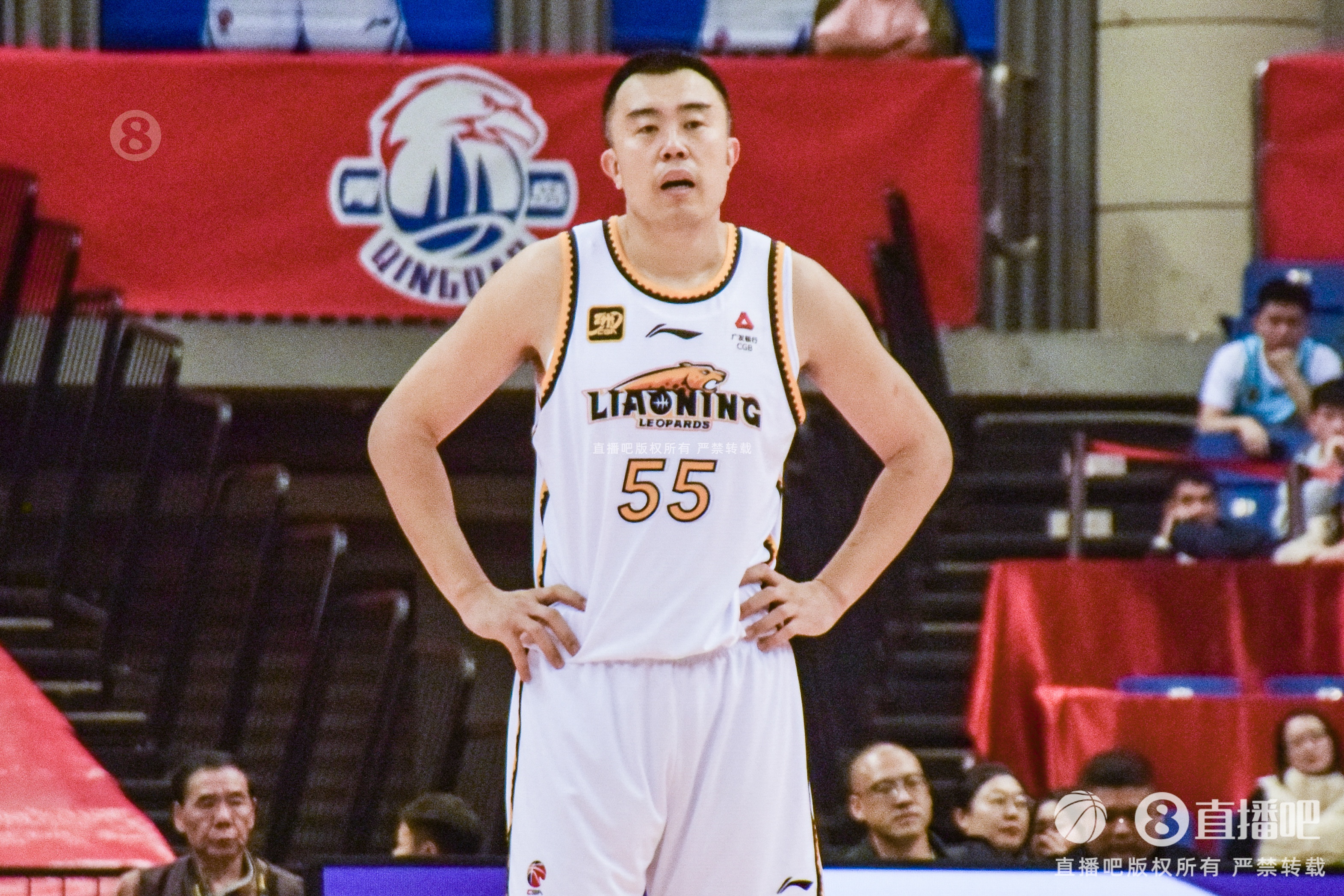 老將不容易！韓德君帶傷出戰(zhàn)半場6分鐘5犯 僅2板2助