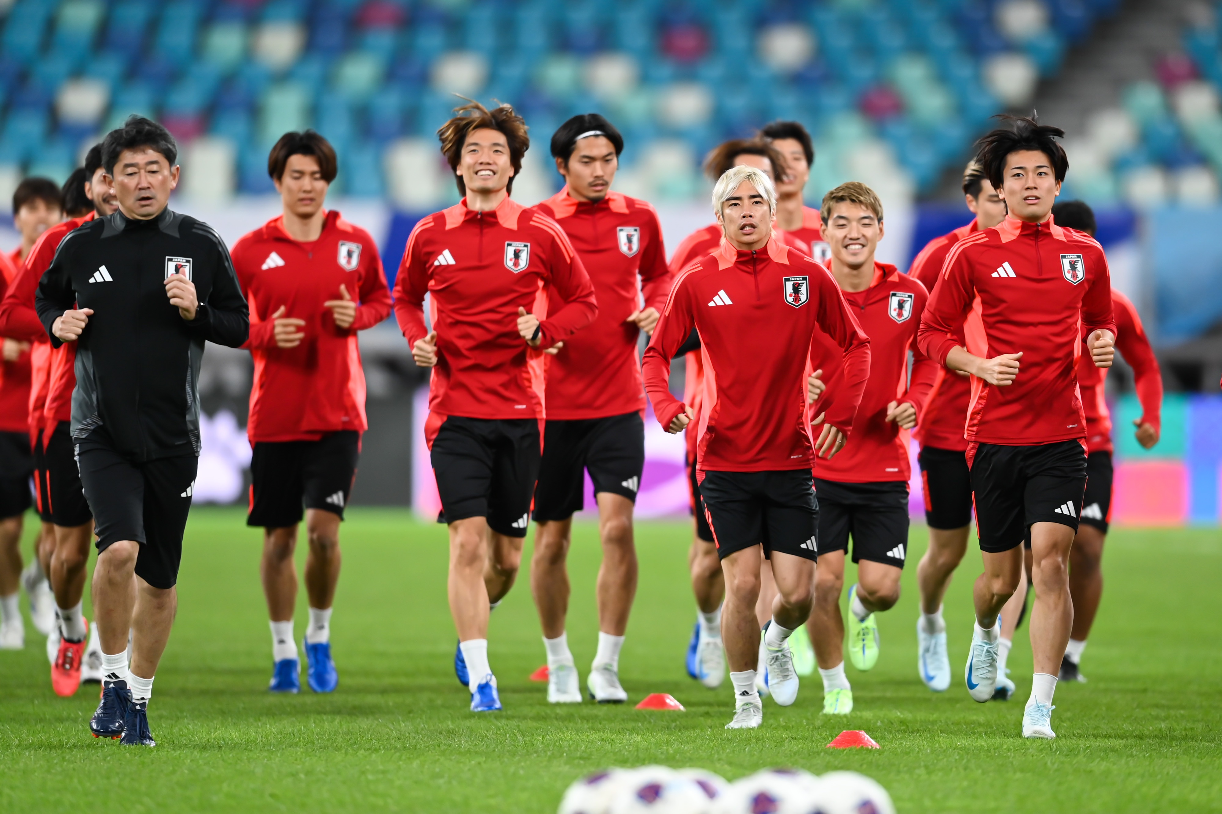 日媒：日本隊(duì)今日進(jìn)行賽前一日踩場(chǎng)訓(xùn)練，三笘薰和長(zhǎng)友佑都缺席