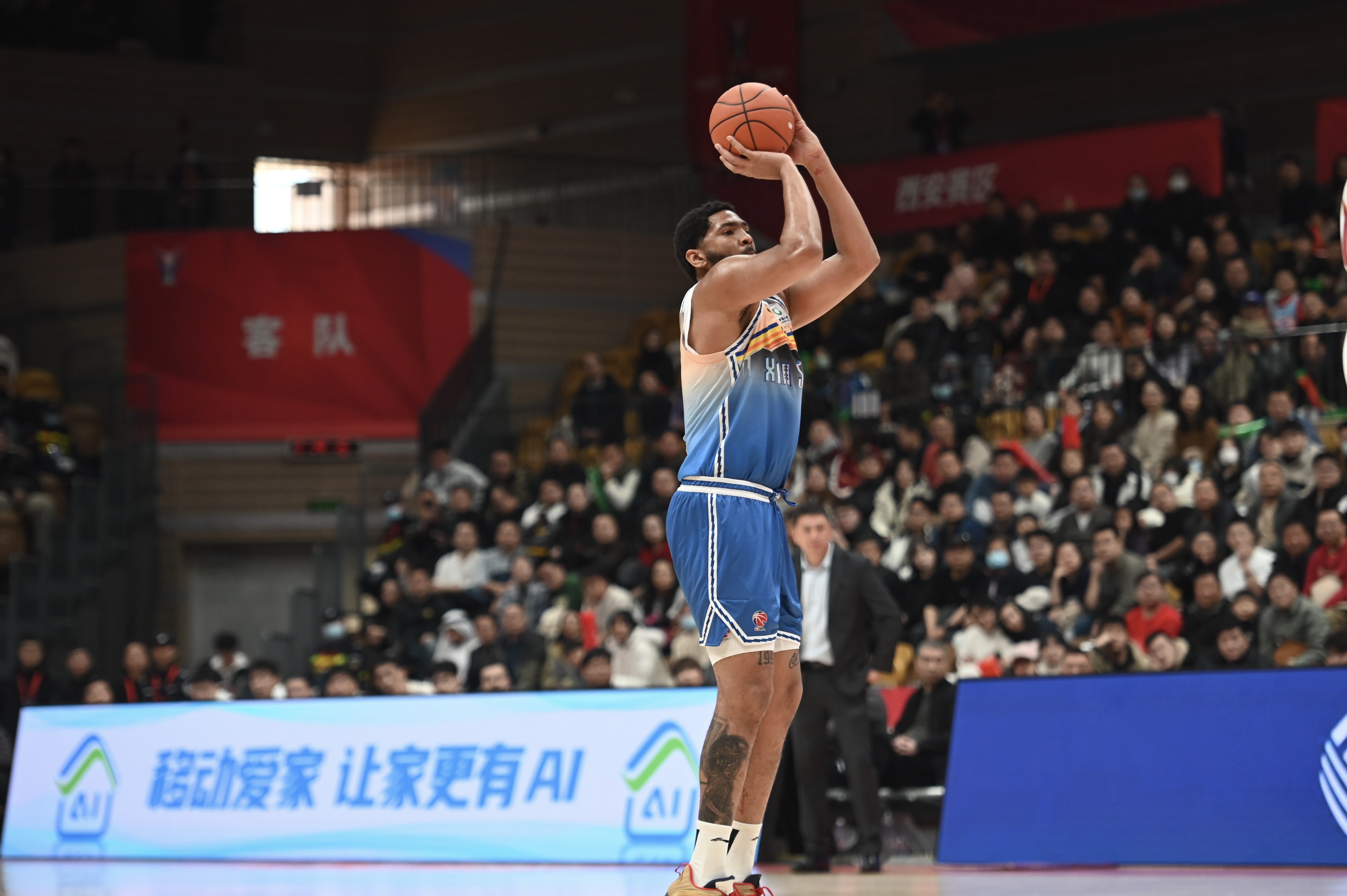 率先發(fā)力！新疆外援勞森首節(jié)7中5拿到11分 三分2中1